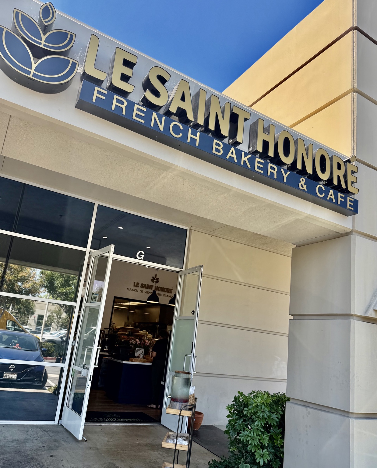 Exterior of the Le Saint Honoré Irvine bakery